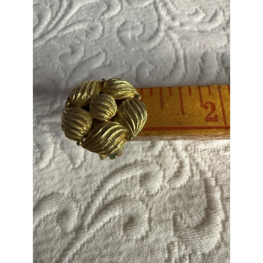 Vintage Lisner Gold Tone Clip On Earrings Signed Textured Mid Century - Picture 5 of 5